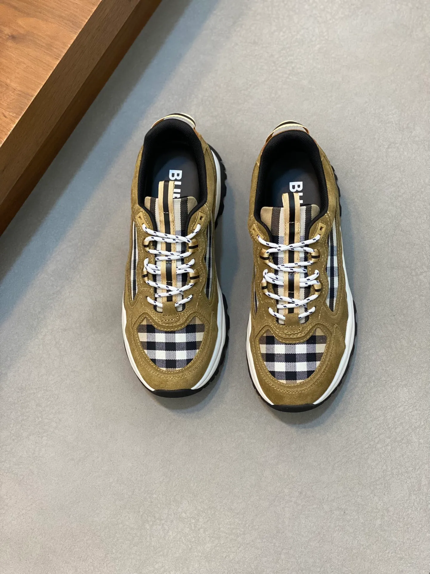 💰660 Burberry 2024🆕Ss men's classic low-cut thick-soled sneakers, made of first-grain cowhide and decorated with the new brand logo. First-layer cowhide foot pads, heel decorated with Burberry letter embossed logo, T men's men's shoes 💰U original outsole! Size: 39-44 (customized at 38.45)